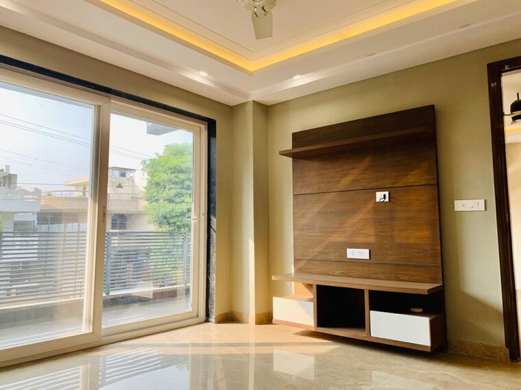Room, sector 85 3.5 Bedroom 350 Sq.Yd. Builder Floor In Sector 85 Faridabad 10380603