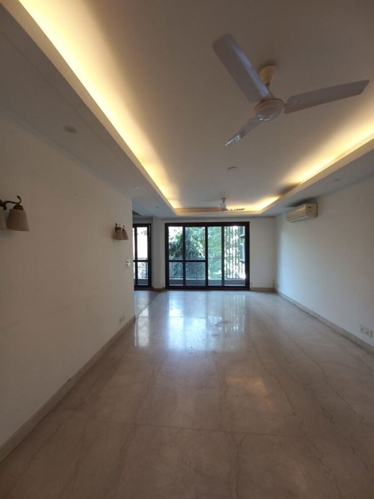 Room, uday park 3 Bedroom 217 Sq.Yd. Builder Floor In Uday Park Delhi 10380653