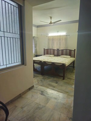 Room in 4 BHK Apartment at Race Course – for Rent