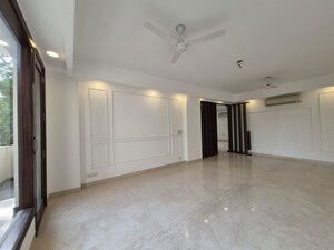 Room in 3.5 BHK Builder Floor at Safdarjung Enclave – for Rent