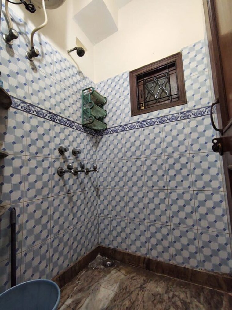Bathroom, katwaria sarai 2 Bedroom 900 Sq.Ft. Apartment In Katwaria Sarai Delhi 10380694