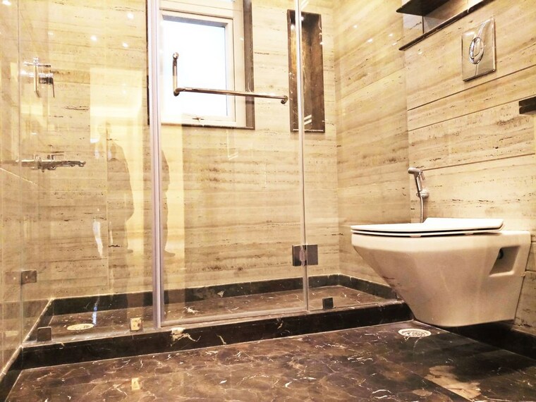 Bathroom, safdarjung enclave 4 Bedroom 3600 Sq.Ft. Builder Floor In Safdarjung Enclave Delhi 10380728