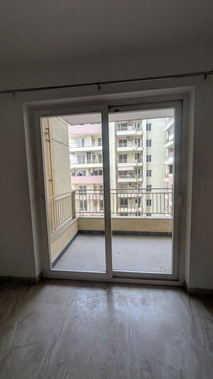 Room in 2.5 BHK Apartment at Supertech Araville, Sector 79 – for Rent