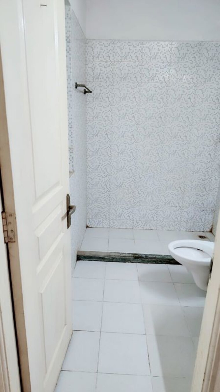 Bathroom, bptp-the-resort 3.5 Bedroom 2016 Sq.Ft. Apartment In Sector 75 Faridabad 10380896
