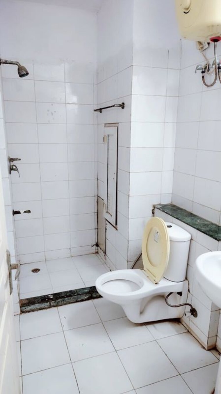 Bathroom, bptp-park-floors-i 3 Bedroom 1489 Sq.Ft. Builder Floor In Sector 77 Faridabad 10380919