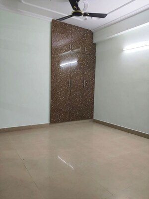 Room in 3 BHK Apartment at Amrapali Dream Valley, Tech Zone 4 Greater Noida – for Rent
