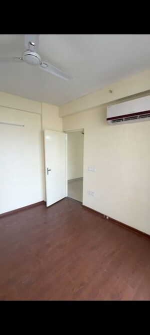 Room in 3 BHK Apartment at Imperia Esfera, Sector 37c – for Rent