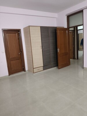 Room in 3 BHK Independent House at Sector 72 – for Rent