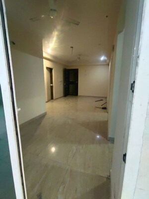 Room in 3 BHK Apartment at Gaur City 7th Avenue, Sector 4 Greater Noida – for Rent