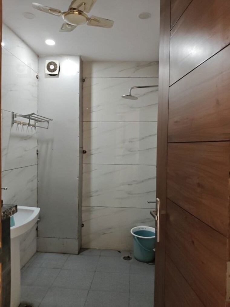 Bathroom, sector 52 5 Bedroom 4200 Sq.Ft. Builder Floor In Sector 52 Gurgaon 10381408