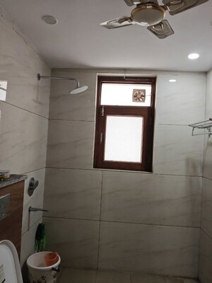 Room in 5 BHK Builder Floor at Sector 52 – for Rent