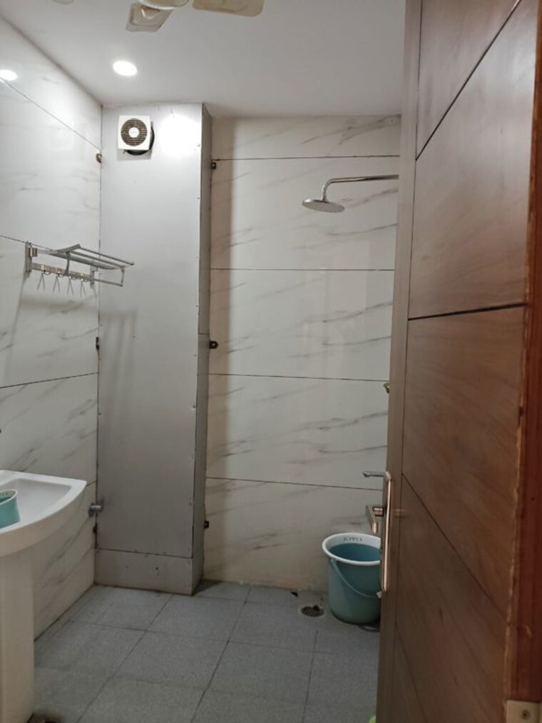Bathroom, sector 52 5 Bedroom 4200 Sq.Ft. Builder Floor In Sector 52 Gurgaon 10381408
