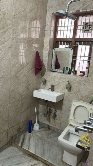 Team Area in 5 BHK Builder Floor at Sector 52 – for Rent