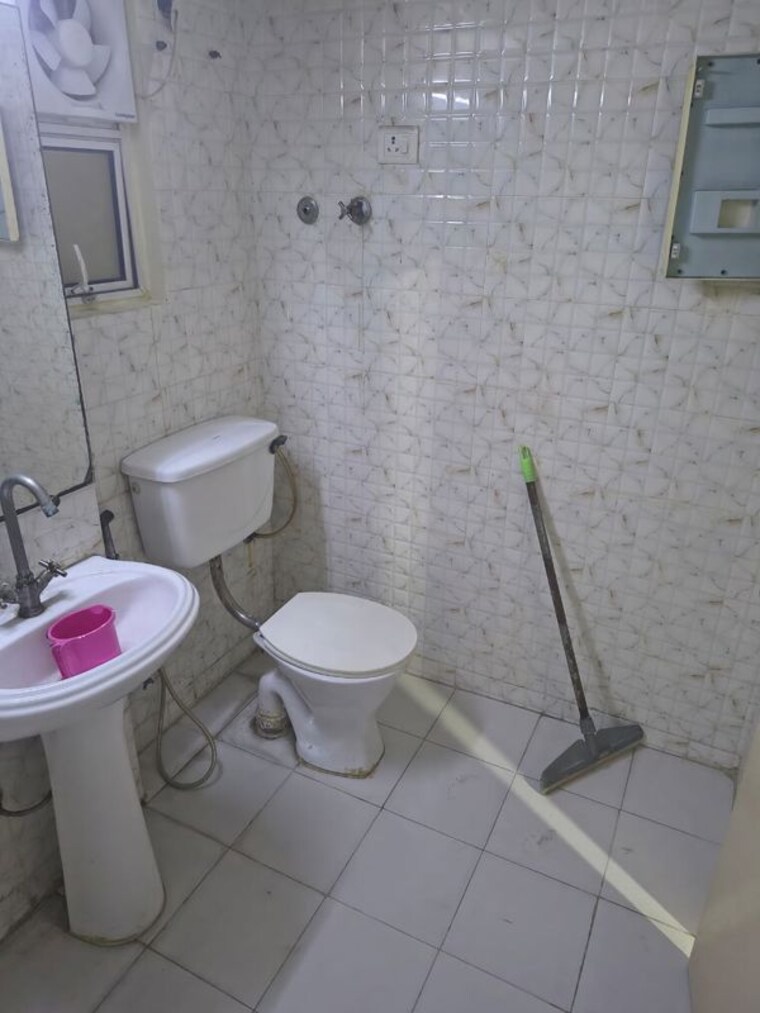 Bathroom, gaur-city-2-12th-avenue 2 Bedroom 1055 Sq.Ft. Apartment In Sector 16c Greater Noida Greater Noida 10381446