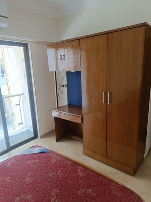 Room in 3 BHK Apartment at Ekta Elite, Bandra West – for Rent