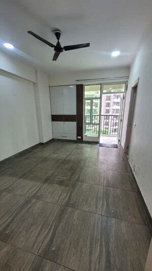 Room in 3 BHK Apartment at Gaur City 2 - 11th Avenue, Sector 16c Greater Noida – for Rent