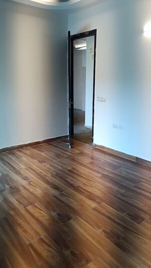 Room in 2 BHK Apartment at Samridhi Luxuriya Avenue, Sector 150 – for Rent