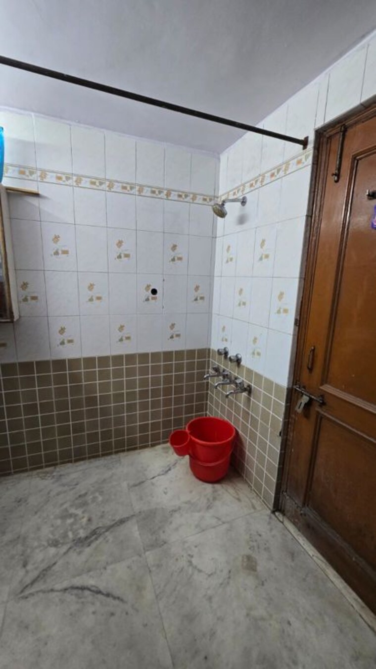 Bathroom, rwa-apartments-sector-12 1 Bedroom 950 Sq.Ft. Independent House In Sector 12 Noida 10381527