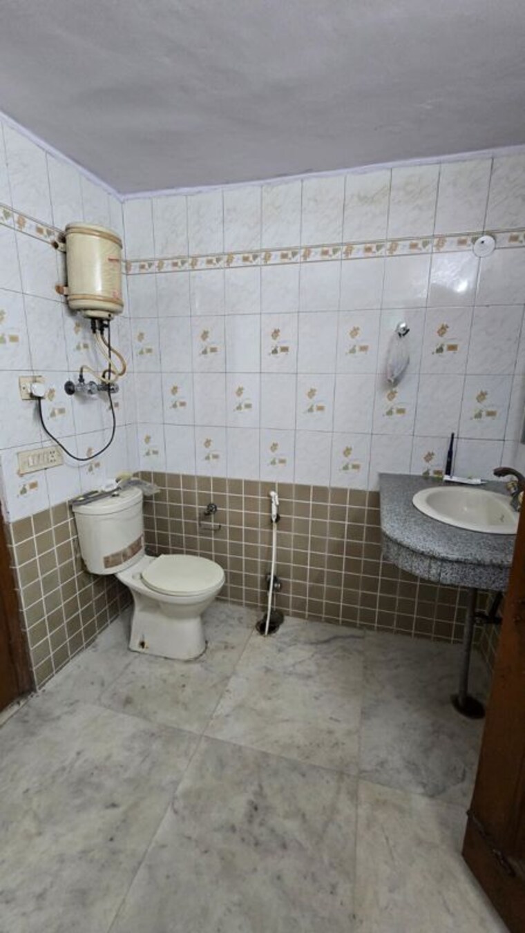 Bathroom, rwa-apartments-sector-12 1 Bedroom 950 Sq.Ft. Independent House In Sector 12 Noida 10381527