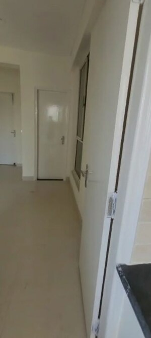 Building Lobby in 2.5 BHK Apartment at Imperia Esfera, Sector 37c – for Sale