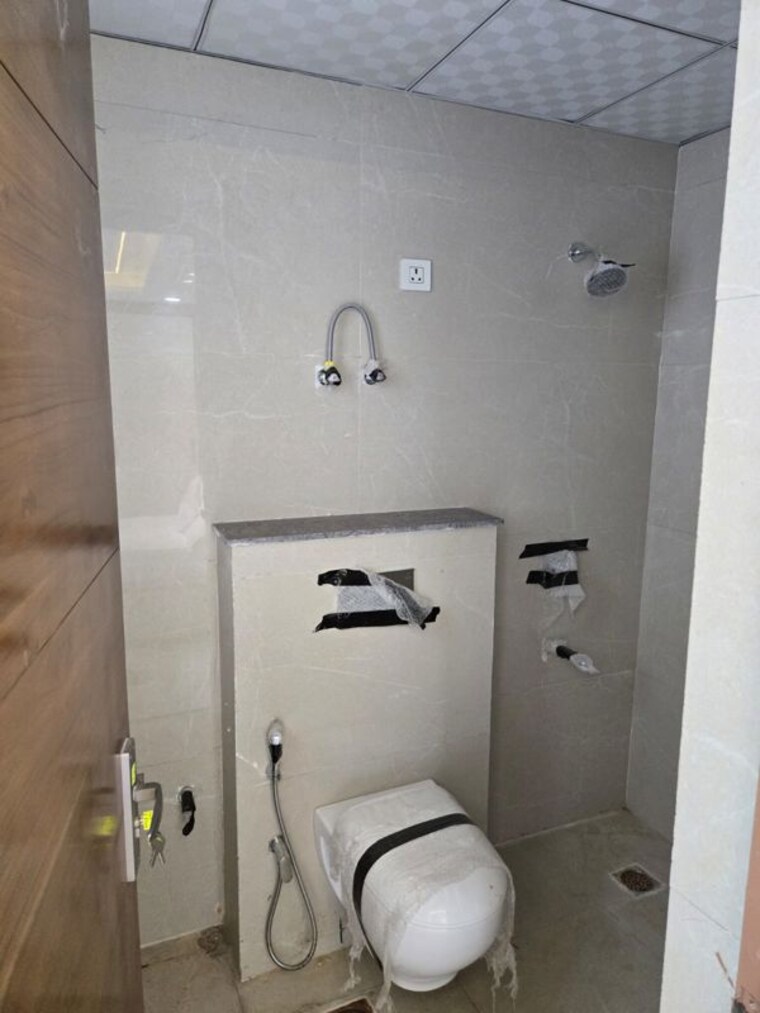 Bathroom, kharar mohali road 3 Bedroom 1800 Sq.Ft. Apartment In Kharar Mohali Road Kharar 10381564