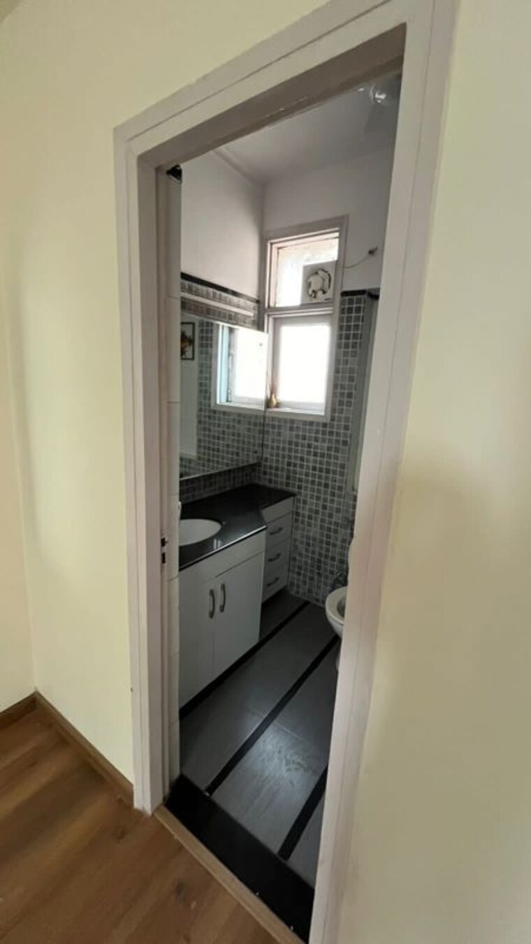 Bathroom, sector 56 4 Bedroom 2700 Sq.Ft. Apartment In Sector 56 Gurgaon 10381648