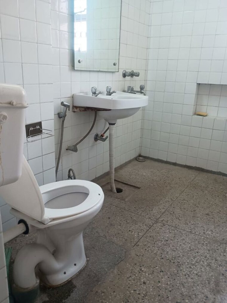 Bathroom, vasant kunj 2 Bedroom 1300 Sq.Ft. Apartment In Vasant Kunj Delhi 10381612