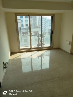 Room in 3 BHK Apartment at Khar West – for Rent