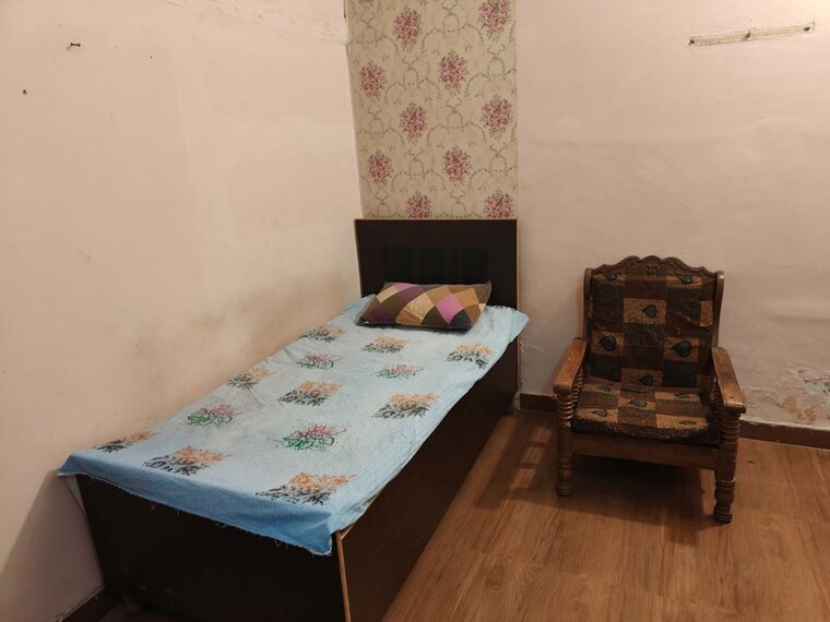 Bedroom, arjan garh Studio 250 Sq.Ft. Independent House In Arjan Garh Delhi 10381747