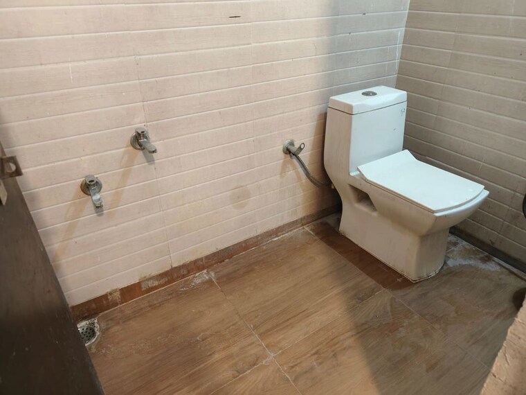 Bathroom, arjan garh Studio 250 Sq.Ft. Independent House In Arjan Garh Delhi 10381747