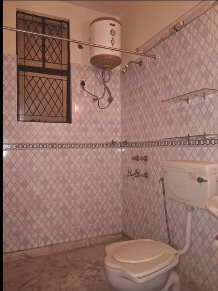 Bathroom, east of kailash 2 Bedroom 1125 Sq.Ft. Builder Floor In East Of Kailash Delhi 10381746