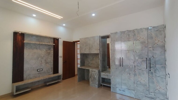 Room, kishanpura 3.5 Bedroom 216 Sq.Yd. Independent House In Kishanpura Zirakpur 10381787