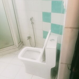 Bathroom in 4 BHK Apartment at Grand Omaxe, Gomti Nagar – for Sale