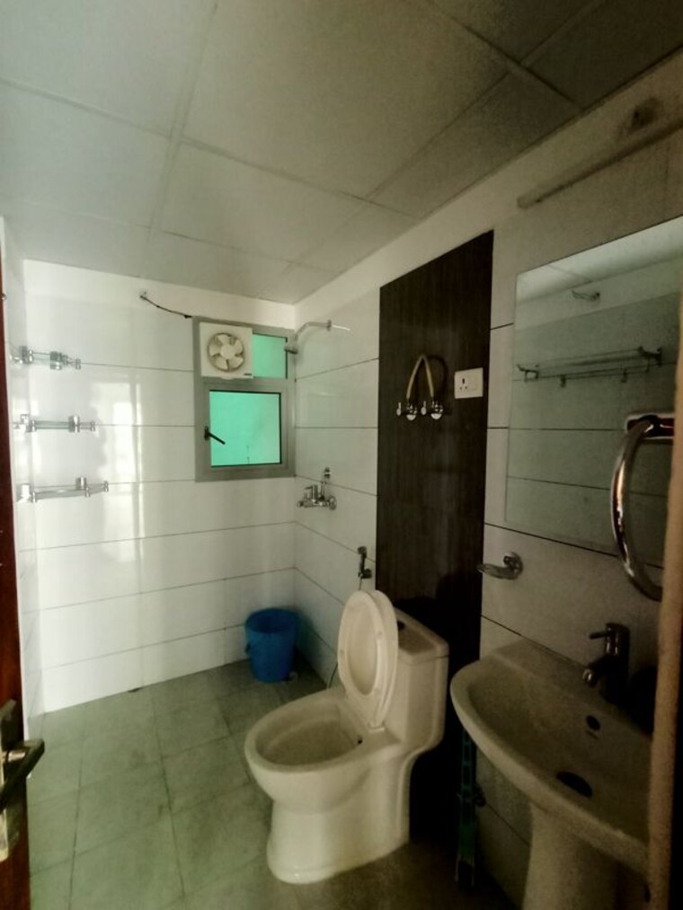 Bathroom, gulshan-bellina 3 Bedroom 1350 Sq.Ft. Apartment In Sector 16 Greater Noida Greater Noida 10382035