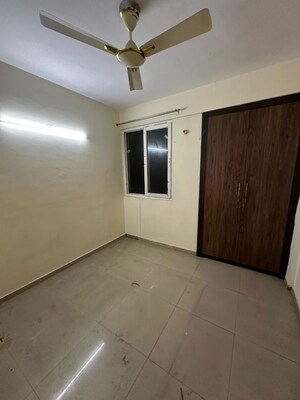 Room in 2 BHK Apartment at Sam Palm Olympia Phase II, Sector 16c Greater Noida – for Rent