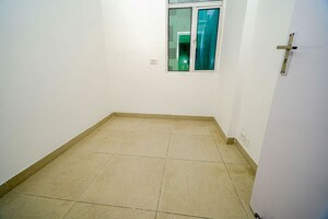 Room in 2.5 BHK Apartment at Gaur City 5th Avenue, Sector 4 Greater Noida – for Sale