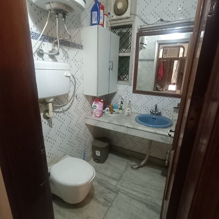 Bathroom, chittaranjan park 3 Bedroom 1500 Sq.Ft. Builder Floor In Chittaranjan Park Delhi 10382109