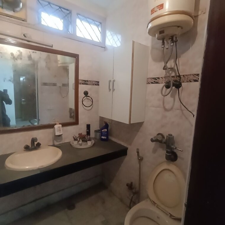 Bathroom, chittaranjan park 3 Bedroom 1500 Sq.Ft. Builder Floor In Chittaranjan Park Delhi 10382109