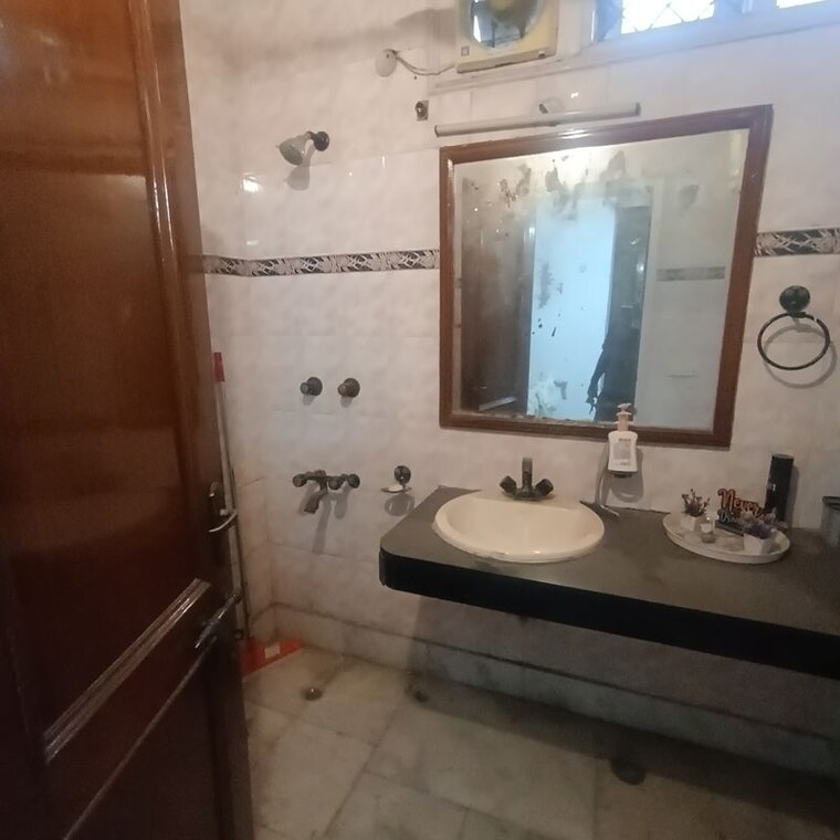 Bathroom, chittaranjan park 3 Bedroom 1500 Sq.Ft. Builder Floor In Chittaranjan Park Delhi 10382109