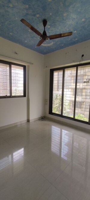 Room in 2 BHK Apartment at Ankur Building, Malad West – for Rent