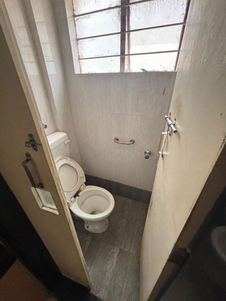 Bathroom, bhusari colony 2 Bedroom 950 Sq.Ft. Apartment In Bhusari Colony Pune 10382200
