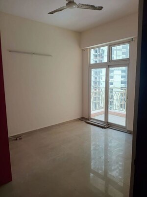 Room in 3 BHK Apartment at Gaur City 5th Avenue, Sector 4 Greater Noida – for Rent
