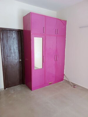 Room in 3 BHK Apartment at Gaur City 5th Avenue, Sector 4 Greater Noida – for Rent