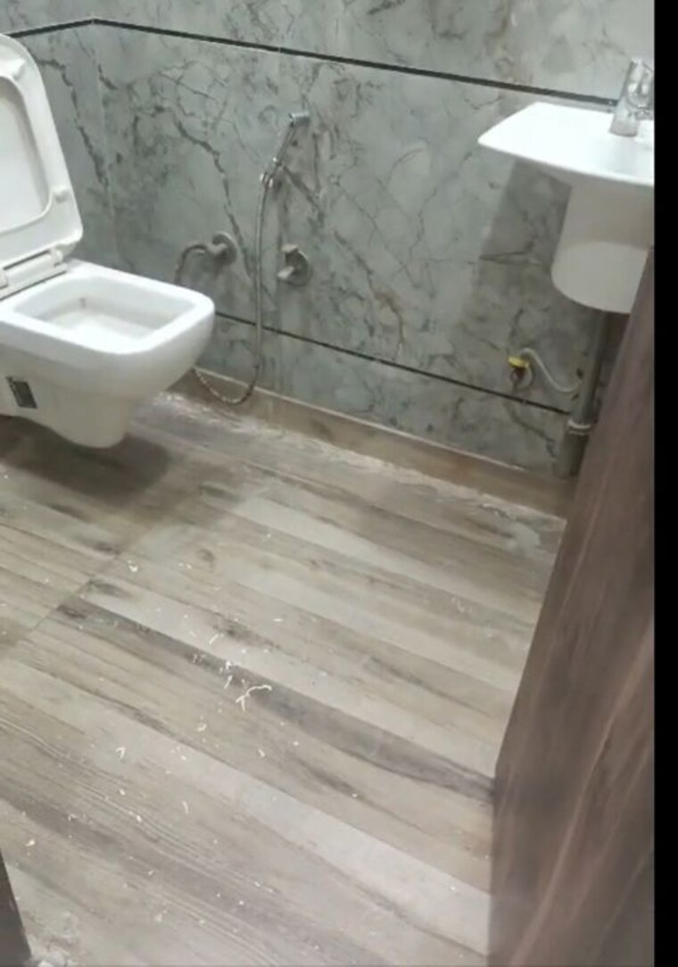 Bathroom, mansarover garden 3 Bedroom 1000 Sq.Ft. Builder Floor In Mansarover Garden Delhi 10382293
