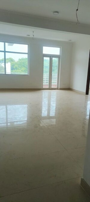 Room in 4 BHK Builder Floor at Vasant Kunj – for Rent