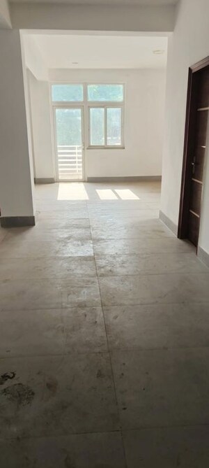 Room in 4 BHK Builder Floor at Vasant Kunj – for Rent