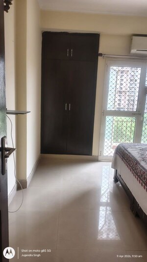 Room in 2.5 BHK Apartment at Mahagun Moderne, Sector 78 – for Rent