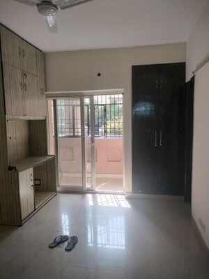 Room in 2.5 BHK Apartment at Amrapali Silicon City, Sector 76 – for Rent