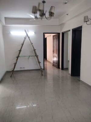 Room in 2.5 BHK Apartment at Amrapali Silicon City, Sector 76 – for Rent