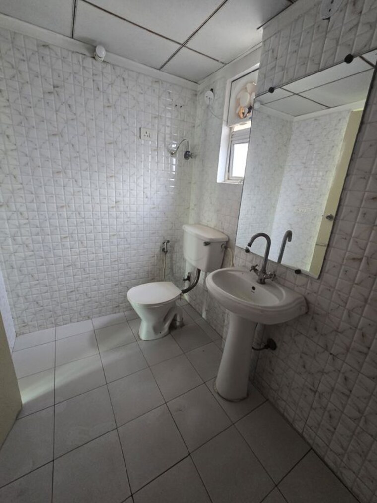 Bathroom, gaur-city-2-12th-avenue 2.5 Bedroom 1055 Sq.Ft. Apartment In Sector 16c Greater Noida Greater Noida 10382462